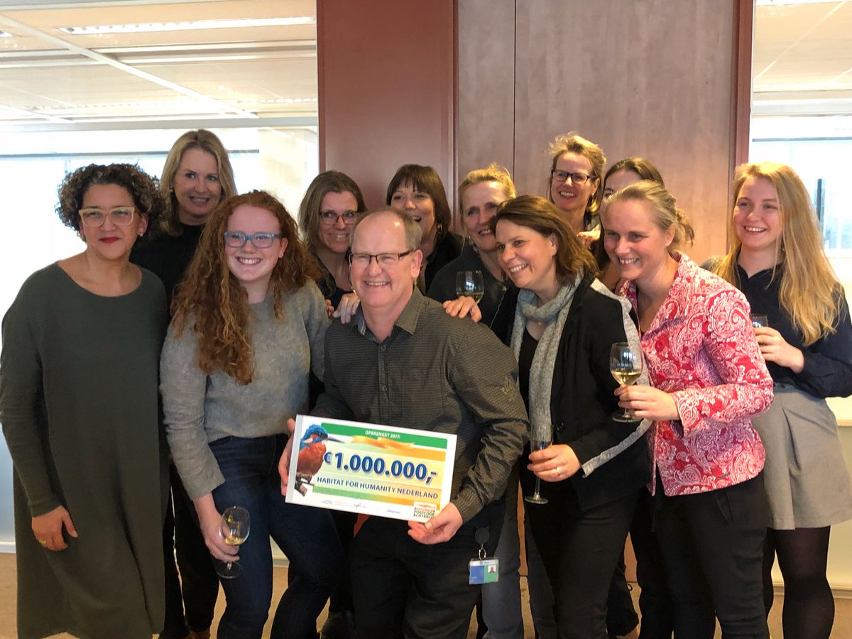 Wat een verrassing! Gaston van de <a href="/PostcodeLoterij/">Postcode Loterij</a> kwam ons een prachtige cheque overhandigen! Deelnemers van de Postcode Loterij bedankt! We vertellen jullie snel wie we gaan helpen met deze geweldige projectbijdrage.  Eerst genieten we nog even na van deze ‘overval’ 😊