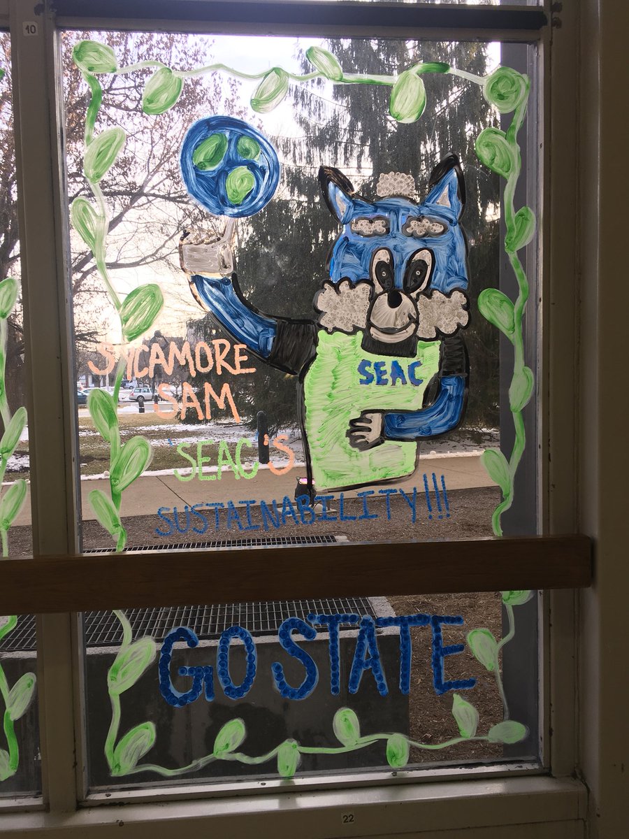 Huge S/O to the members of SEAC for throwing this AWESOME window together for Hoopla Window Decorating! ♻️💙