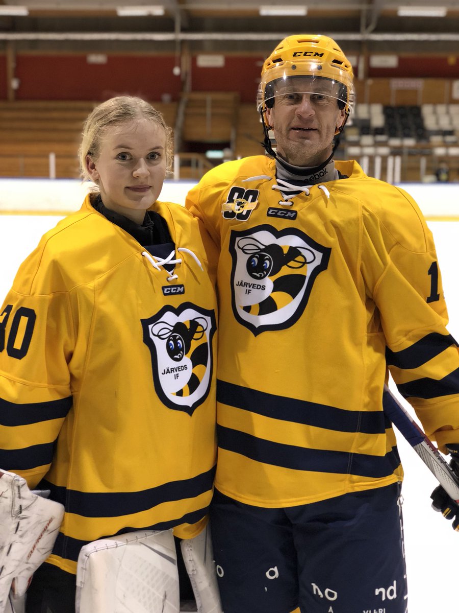 Seger mot Husum efter målkalas! Far och dotter Söderberg på bild efter match ⭐️🏒 #lagetmedsting #modose #twittpuck