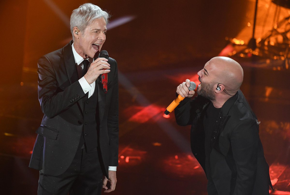 Agenzia_Ansa's tweet photo. Emozione #Negramaro al festival di #Sanremo2018. Dopo aver proposto Mentre tutto scorre e La prima volta, Giuliano Sangiorgi rende omaggio a Claudio Baglioni duettando con lui sulle note di Poster, con un arrangiamento rivisitato l'occasione. https://t.co/mbeJJBUn94 https://t.co/x11jrnPfZV