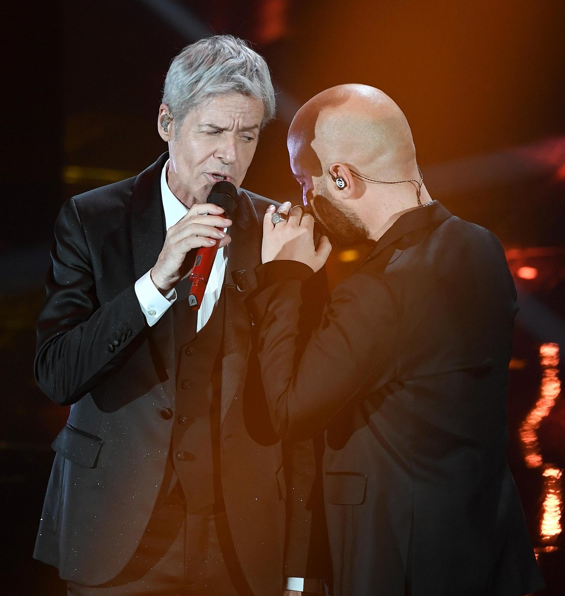 Agenzia_Ansa's tweet photo. Emozione #Negramaro al festival di #Sanremo2018. Dopo aver proposto Mentre tutto scorre e La prima volta, Giuliano Sangiorgi rende omaggio a Claudio Baglioni duettando con lui sulle note di Poster, con un arrangiamento rivisitato l'occasione. https://t.co/mbeJJBUn94 https://t.co/x11jrnPfZV