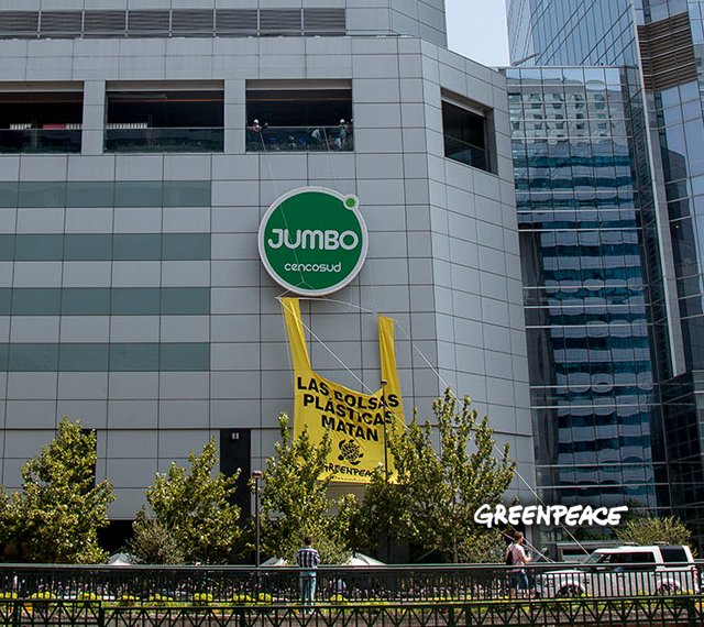 Activistas  de <a href="/GreenpeaceCL/">Greenpeace Chile</a> reclaman contra el uso de bolsas plásticas y son violentamente golpeados y amenazados con cuchillos. Con Apptivista, la App de Greenpeace, recibe en tu teléfono todas las noticias relacionadas con el medio ambiente: apptivista.greenpeace.org.ar/cards/2790nues…