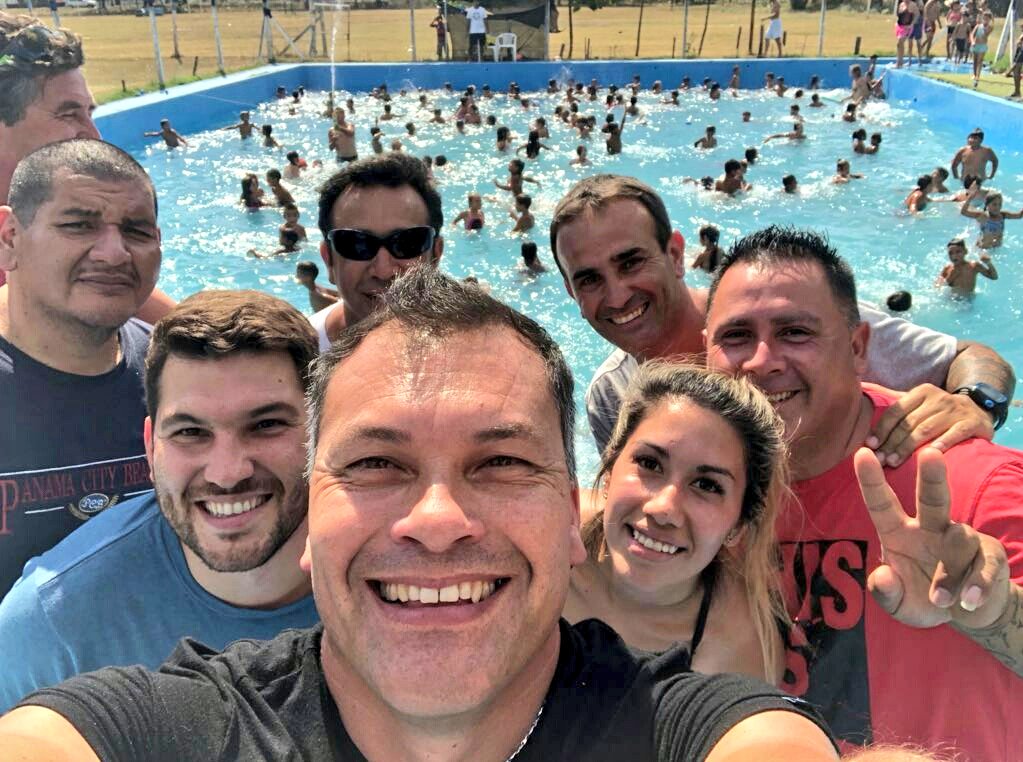 luissannen's tweet photo. Hoy participé junto a @WalterFesta_ del cierre de colonia en el polideportivo de Catonas 

Desde @MorenoMunicip estamos comprometidos en seguir garantizando #VacacionesParaTodos https://t.co/gUc2KR8lIB