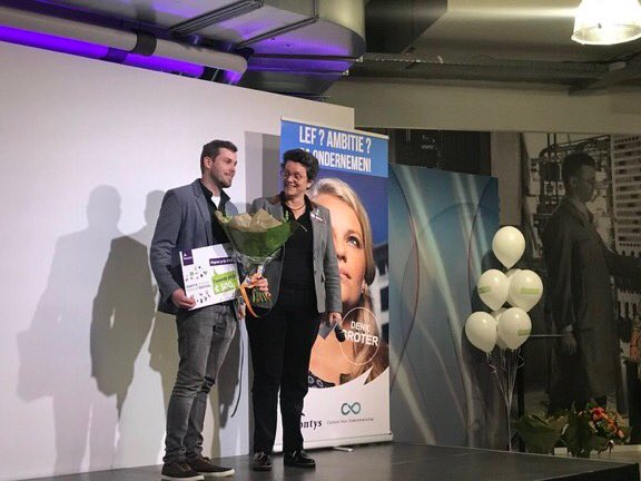 Fontys's tweet photo. Van harte gefeliciteerd Jordy Senssen, 4e jrs ICT & Mediadesign @FontysICT met de tweede prijs voor pitch Mind Mansion: Met #VR mensen met angst of fobie beter/sneller te kunnen helpen #FontysStudentStartUpFestival #StartupFontys https://t.co/TOJv7QqsuO