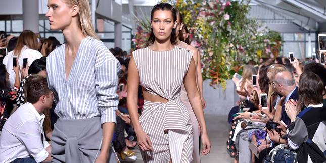 .@antoniettecosta + <a href="/krissroma/">Kristina Romanova</a> did a phenomenal job launching <a href="/HmnsofFashionF/">Humans of Fashion</a> to help men and woman in fashion. The turn out exceeded all expectations! bit.ly/2ESWlhG #HOFFoundation #NYFW <a href="/Cosmopolitan/">Cosmopolitan</a>