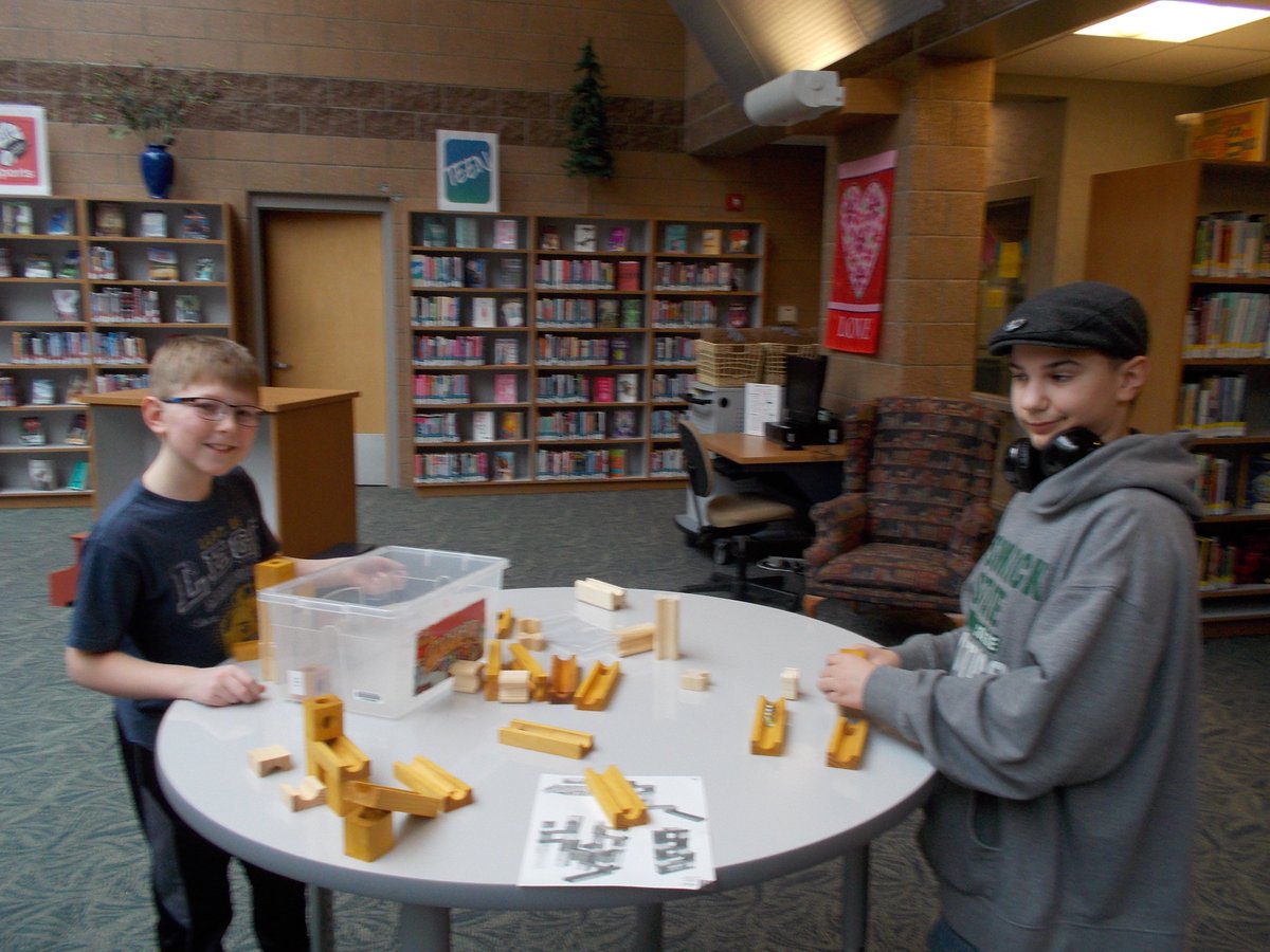 HMSDiscoveryDen's tweet photo. LEGO/Maker Club thinking critically with AmazeNMarbles, Brain Flakes, and Suspend! @HMS_huskies #learnbps #bpslms https://t.co/SJ63uB0FXq