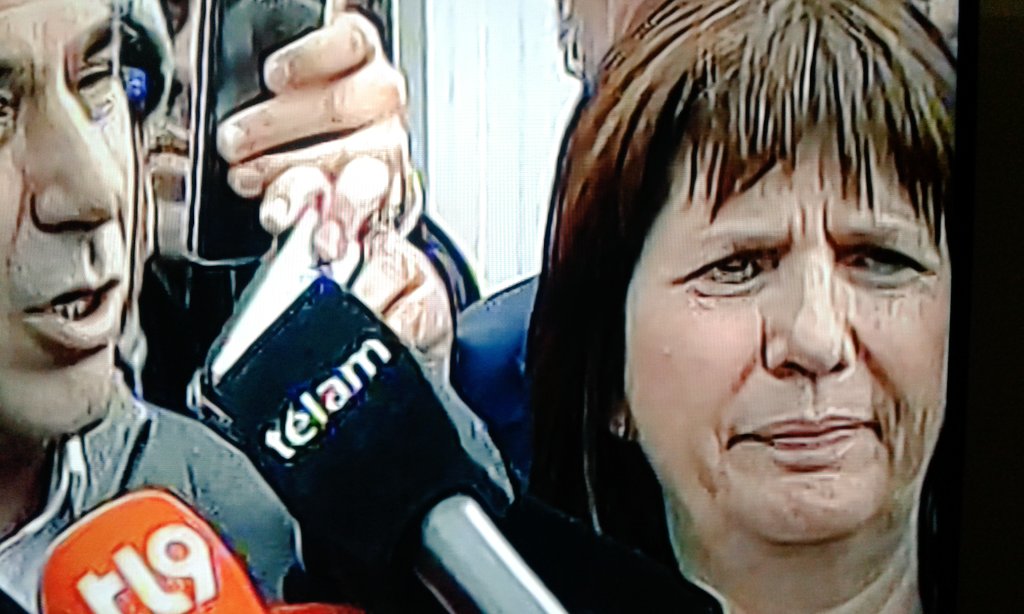 VictorH82621664's tweet photo. CON ESTE CONCURSO DE CARAS 
DE ORTO...COMO NO NOS VA A IR COMO LA MIEERRRDA !! https://t.co/WnvsxxhLe3