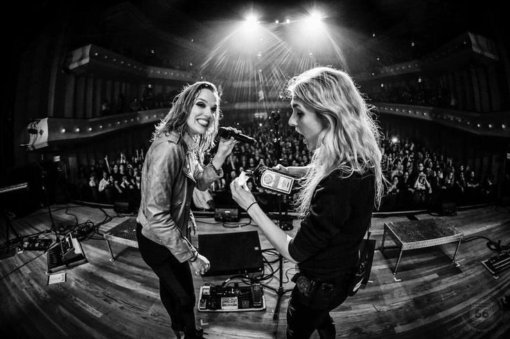 #ThrowbackThursday to when <a href="/Halestorm/">Halestorm</a>'s <a href="/LZZYHALE/">Lzzy Hale</a> and <a href="/TPROfficial/">The Pretty Reckless</a>'s <a href="/taylormomsen/">Taylor Momsen</a> rocked the stage at Carnival 2015!

(Photo by: <a href="/Rob_Fenn/">Rob Fenn</a>)