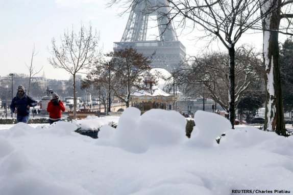 bbcweather's tweet photo. Quel spectacle! Record breaking #snow in Paris recently. Another 5-8cm expected to fall tomorrow. Jo #Parisneige https://t.co/iJou13ULTL