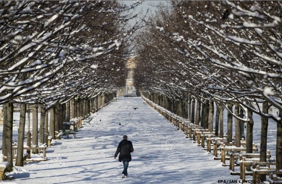 bbcweather's tweet photo. Quel spectacle! Record breaking #snow in Paris recently. Another 5-8cm expected to fall tomorrow. Jo #Parisneige https://t.co/iJou13ULTL