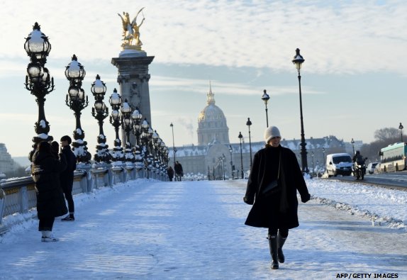 bbcweather's tweet photo. Quel spectacle! Record breaking #snow in Paris recently. Another 5-8cm expected to fall tomorrow. Jo #Parisneige https://t.co/iJou13ULTL