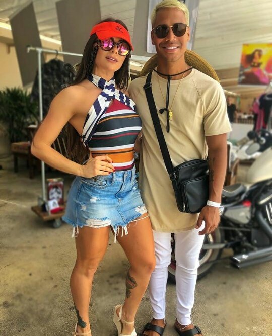 sitemika's tweet photo. Micael com admiradora dias atrás. https://t.co/GJ28OB4f48