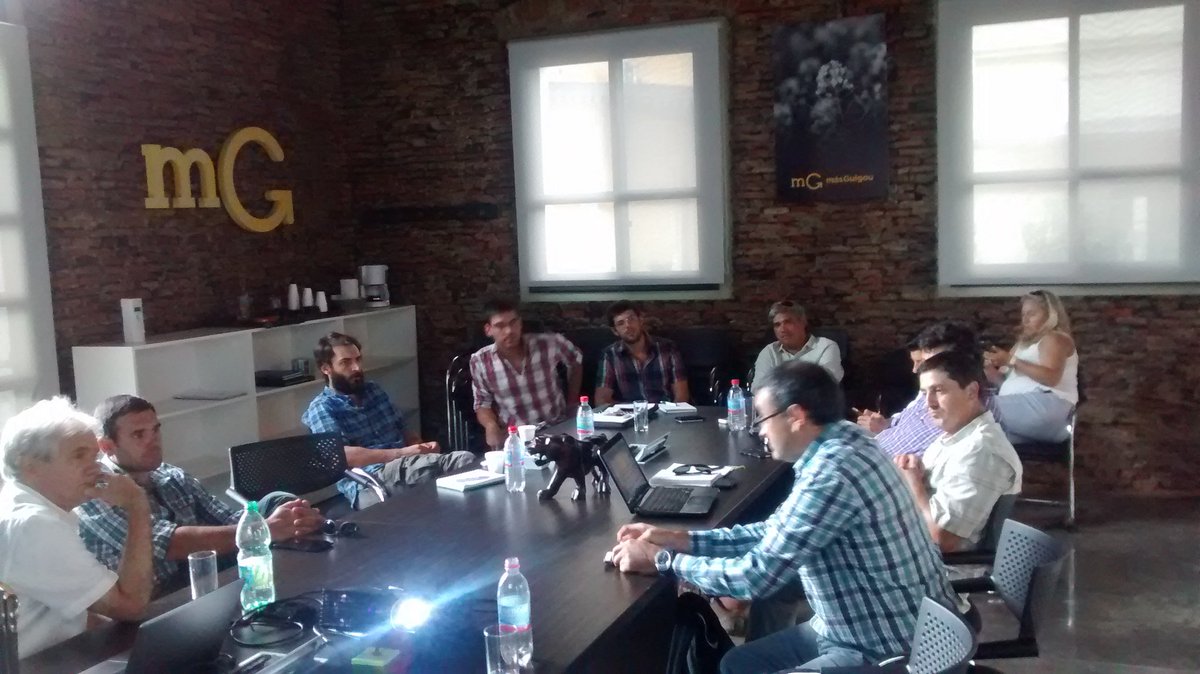 GeroRadi's tweet photo. Muy buena mesa de discusión de manejo de enfermedades foliares y de semilla con Marcelo Carmona, con recorrida a campo con la gente de @adp_uruguay. #create #cripton #SphereMax #bayercropscience https://t.co/AeLR1qDTZj