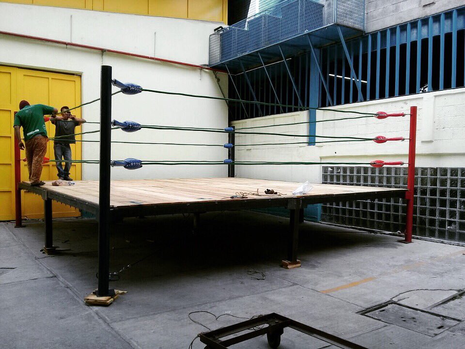 caristicomx's tweet photo. Miren Banda Ya casi está el ring y es igualito al de la arena mexico👍🏾 esto se va a poner bueno ya lo verán mi gente😈 saludos q tengan bonita tarde todos amigos https://t.co/pJ2FlfY7fd