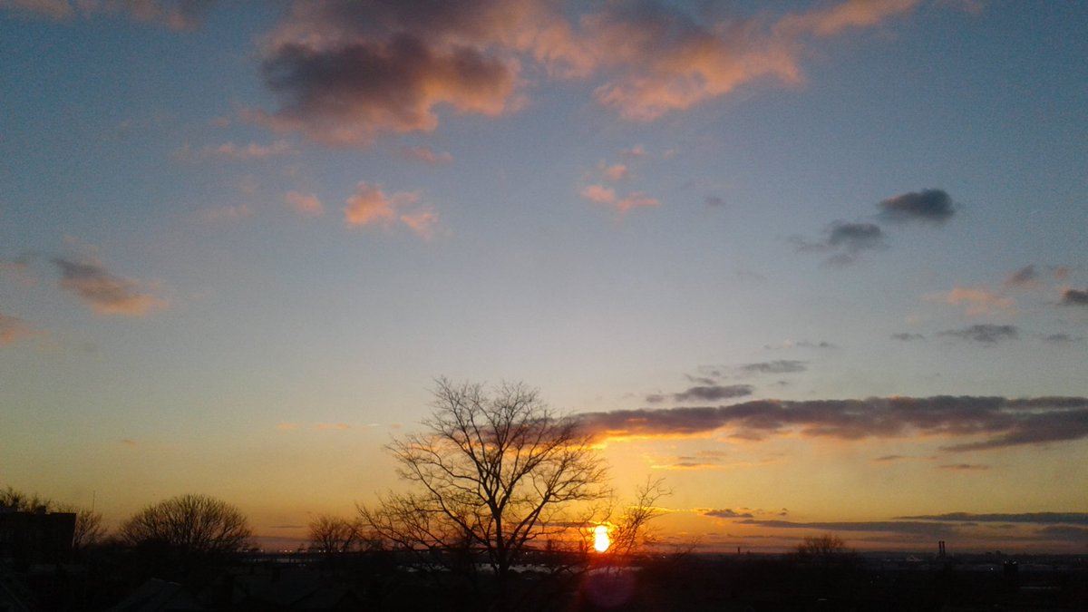 NJCULibrary's tweet image. the sun sets at 5:23 pm today in jersey city. this photo was taken 5 minutes ago from the 4th floor of the library. #librarysunset #librarywithaview #theviewfromnjcu