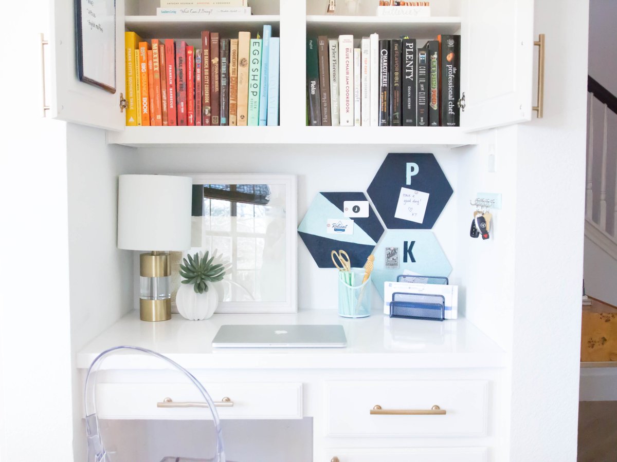 KatieTay's tweet photo. Trying to stay organized in 2018? I'm sharing how I made this #DIY Kitchen Command Center with @Krylon on the blog! Get all the details here >  https://t.co/9XWaYtlEVp #partner https://t.co/dRNuFqjJwk