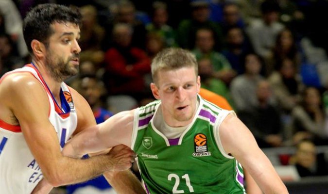 Meridianoonline's tweet photo. #Unicaja mantiene viva la ilusión de playoff gracias a #Waczynski #Euroliga https://t.co/ayXFg2tLl5 https://t.co/CkWLo4WNWT