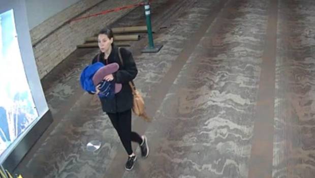 24HorasTVN's tweet photo. Madre abandona a su bebé recién nacido en un aeropuerto y deja dramática carta https://t.co/3qoBSstcqf https://t.co/DWpkx6mU4c