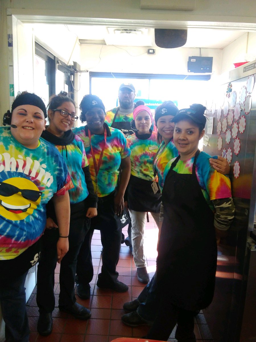 SRImitchell's tweet image. #SRITULSA
Tarah and the Limeade Brigade rockin’ the tye-dye for 50cent corn dog day!!