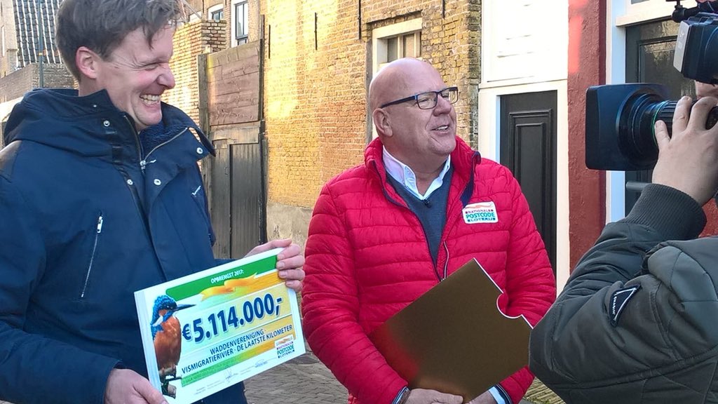 JUNCTIONnl's tweet photo. Gooooeeeedemorguh! Wad een geweldig nieuws voor @waddentweets . Vandaag kwam @GastonStarrevld vd @PostcodeLoterij langs met een cheque van 5 miljoen voor de laatste kilometer van de Vismigratierivier! Blije waddenvereniging en zeker ook Blije vissen. Van harte! https://t.co/AijdAWmGKC