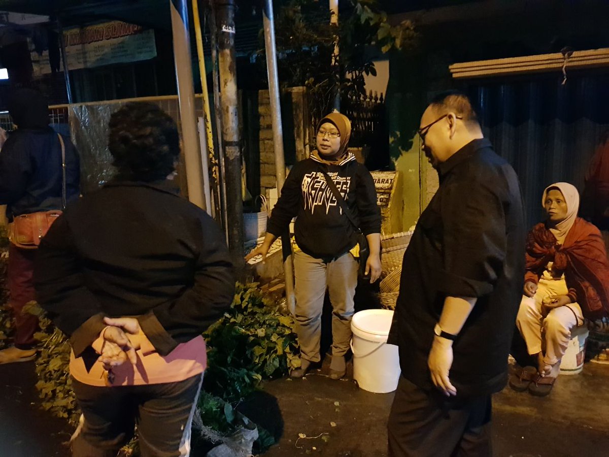sudirmansaid's tweet photo. Jam 1 dini hari, bertemu Bu Khoriyah pedagang sayur di pasar Bandungan, @semarangkab. Puluhan Ibu-ibu bekerja keras hingga esok pagi. Hormat kita pada mereka yang menempuh jalan halal, menghimpun rupiah demi rupiah. https://t.co/GS8x0gFSnY