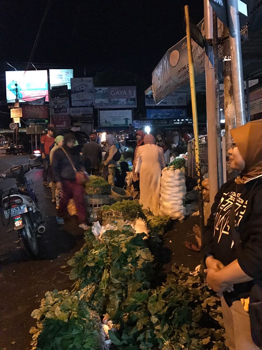sudirmansaid's tweet photo. Jam 1 dini hari, bertemu Bu Khoriyah pedagang sayur di pasar Bandungan, @semarangkab. Puluhan Ibu-ibu bekerja keras hingga esok pagi. Hormat kita pada mereka yang menempuh jalan halal, menghimpun rupiah demi rupiah. https://t.co/GS8x0gFSnY
