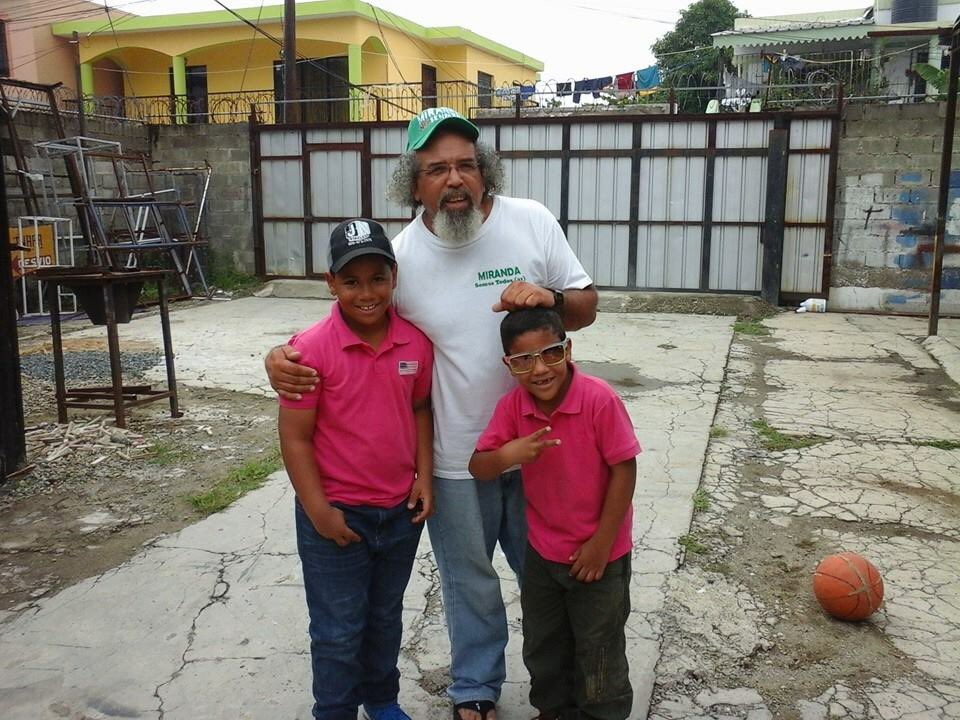 ReyesAridio's tweet photo. Padre Rogelio, no te vayas!! Hasta los niños oran por él, y le exigen que se quede. https://t.co/XJJuXKh8ff