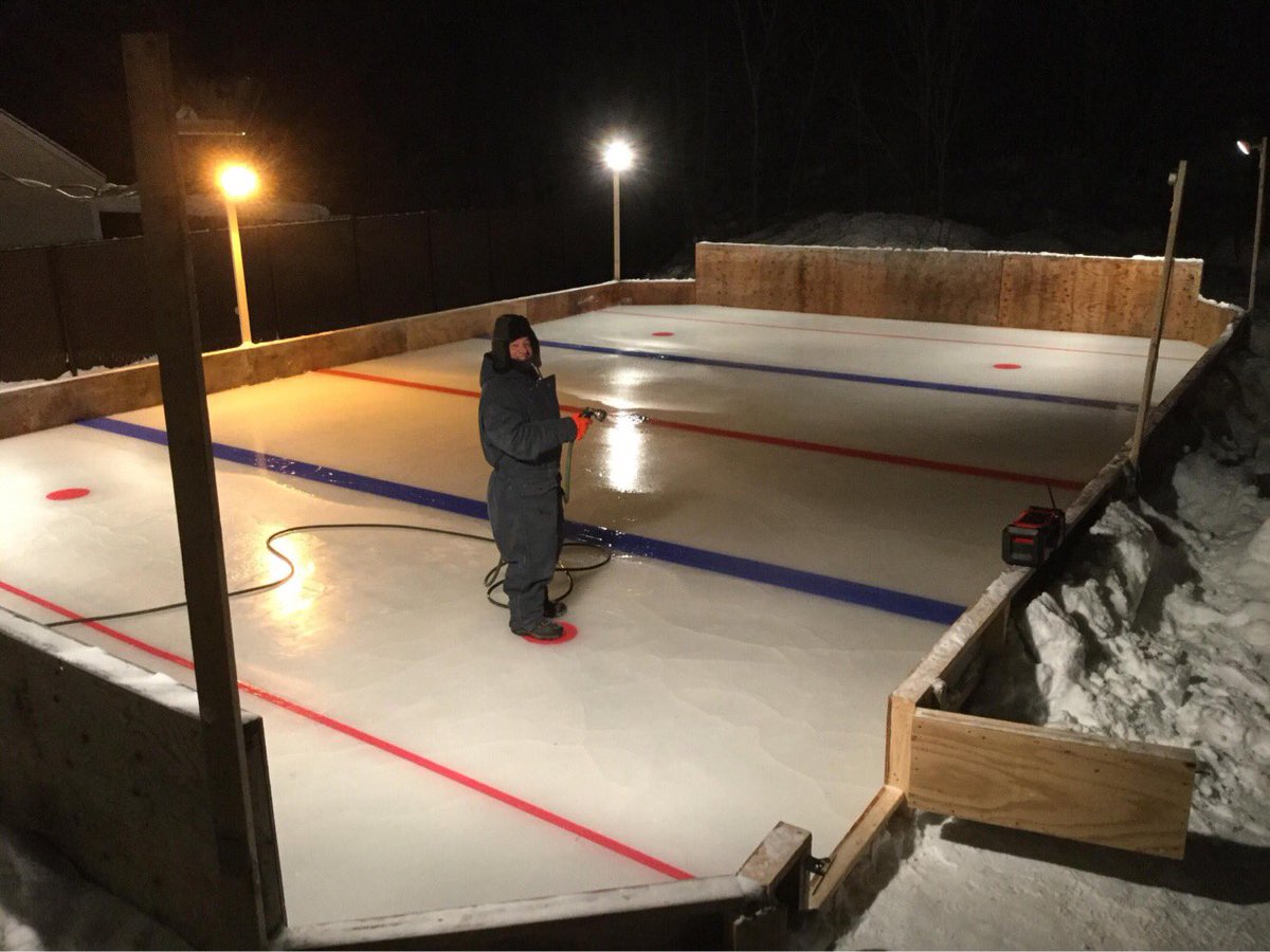 MarievCote's tweet photo. Plusieurs passionnés dévoués ont décidé de construire une patinoire maison afin de profiter au maximum de l’hiver. Tous ont consacré des dizaines d’heures à fabriquer leur glace en plus de pelleter, gratter et arroser chaque semaine. C’est à voir ce soir aux sports. #rcqc https://t.co/3AAK6sVwjW