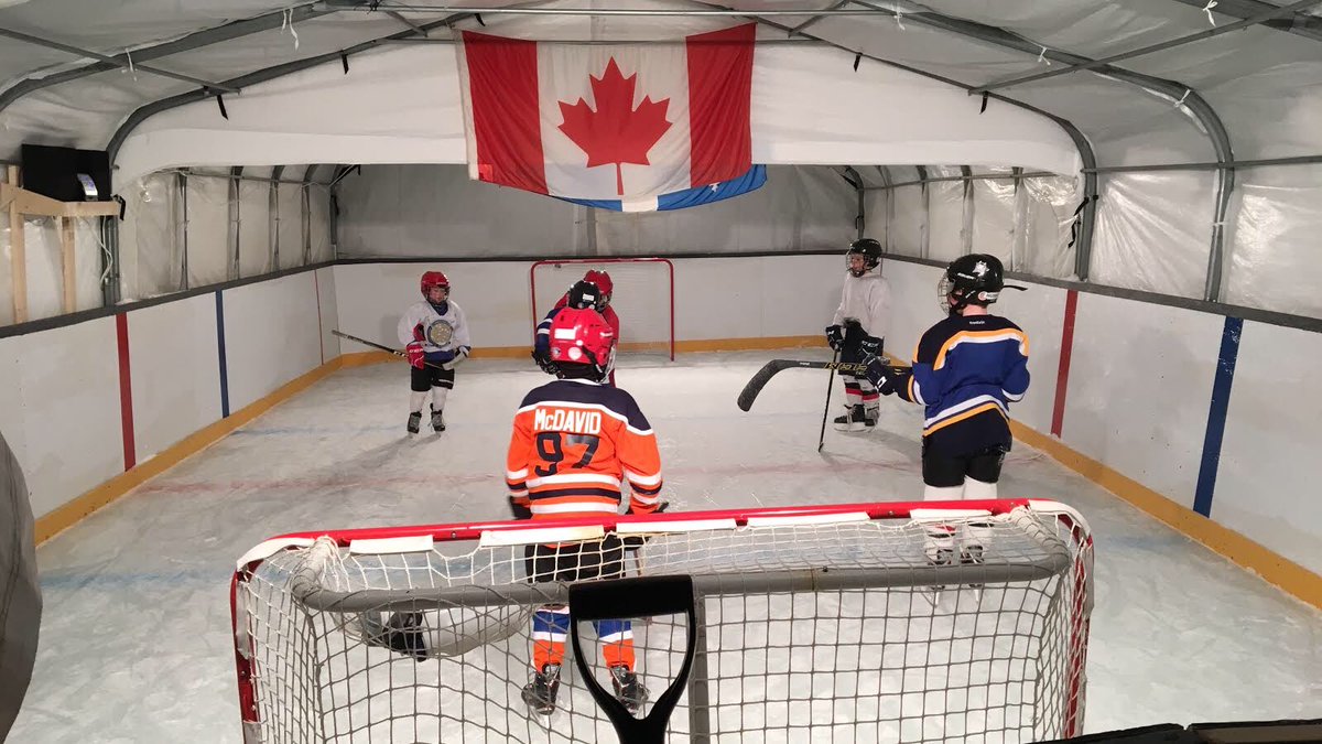 MarievCote's tweet photo. Plusieurs passionnés dévoués ont décidé de construire une patinoire maison afin de profiter au maximum de l’hiver. Tous ont consacré des dizaines d’heures à fabriquer leur glace en plus de pelleter, gratter et arroser chaque semaine. C’est à voir ce soir aux sports. #rcqc https://t.co/3AAK6sVwjW