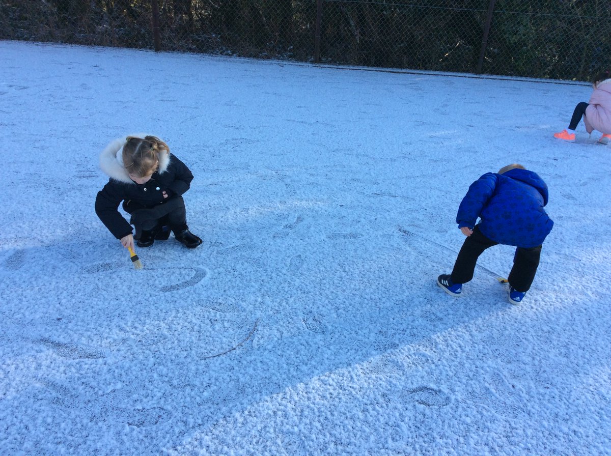 GwynfrynY's tweet photo. Hwyl yn yr eira. Fun in the snow. #marcio #markMaking #drawingPictures #tynnuLluniau #formingletters #ffurfioLlythrennau #cyfnodsylfaen #foundationphase π¨οΈβοΈβοΈ https://t.co/ZLtieSX7Hr