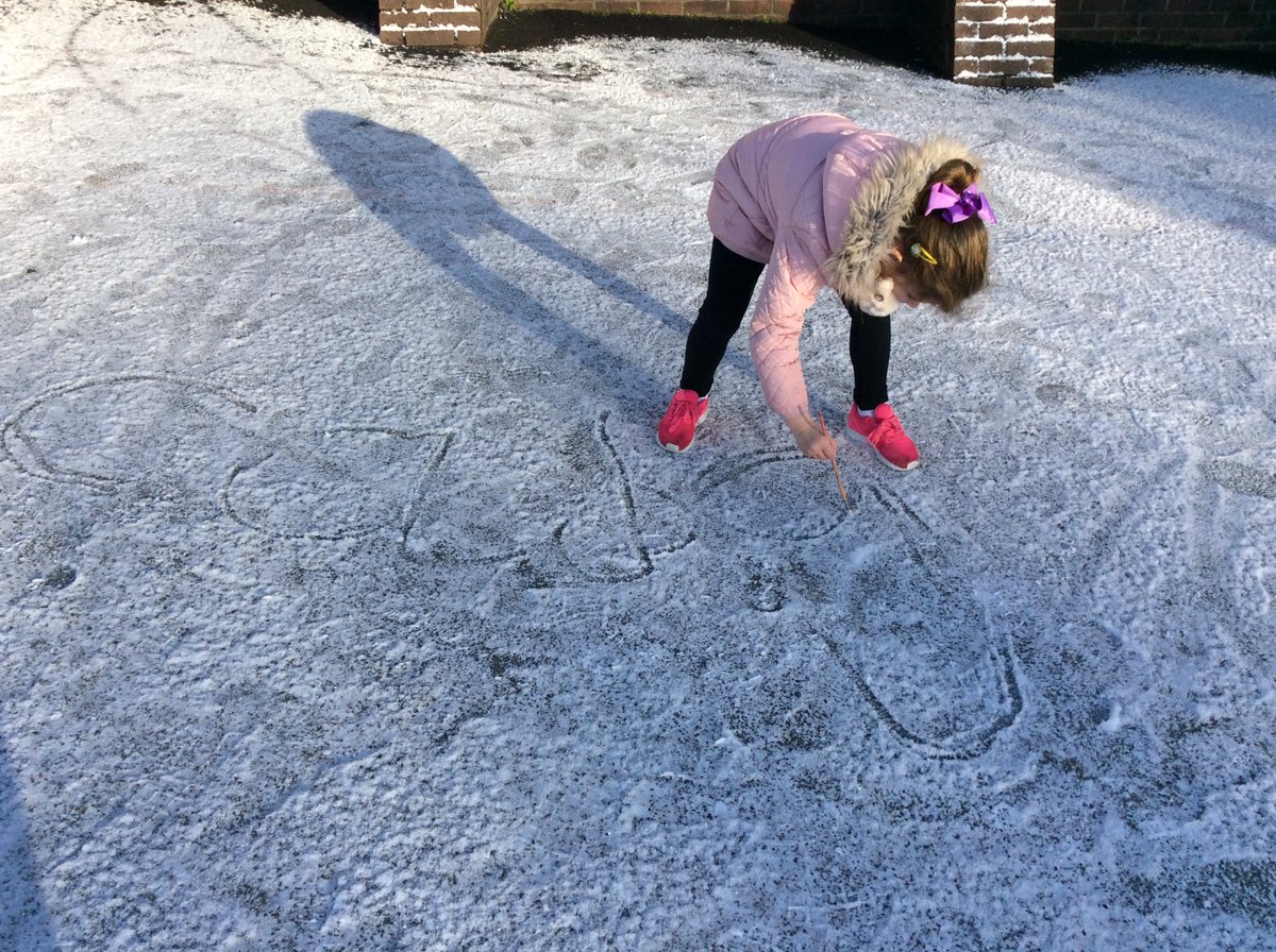 GwynfrynY's tweet photo. Hwyl yn yr eira. Fun in the snow. #marcio #markMaking #drawingPictures #tynnuLluniau #formingletters #ffurfioLlythrennau #cyfnodsylfaen #foundationphase π¨οΈβοΈβοΈ https://t.co/ZLtieSX7Hr