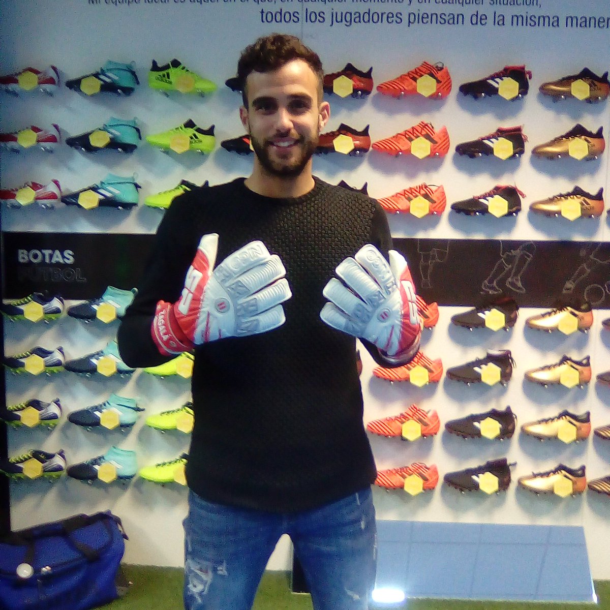 futbolemotioncs's tweet photo. Nuestro amigo @AlejandroZagala y portero del @CDCastellon ya tienes sus guantes Odin II Elite CHR. https://t.co/st9gDutEG0