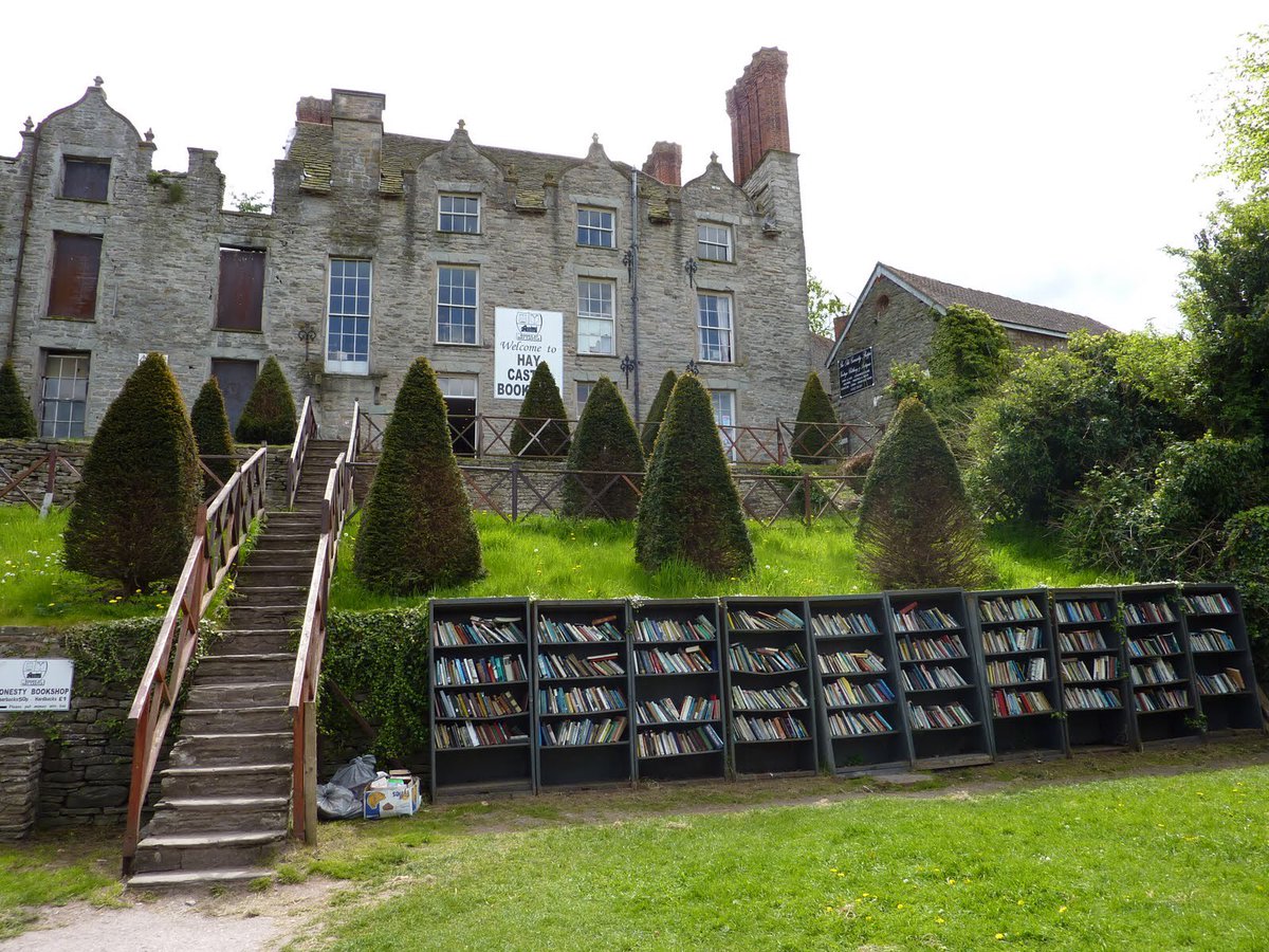 massimobray's tweet photo. Nel cuore del #Galles c’è una delle più straordinarie librerie del mondo: la Honesty Library di Hay Castle, aperta giorno e notte, dove ogni libro costa solo una sterlina e dove da 50 anni le vendite si basano su #onestà e #fiducia https://t.co/nzzNaFRfrn https://t.co/dg2j3AK0mw