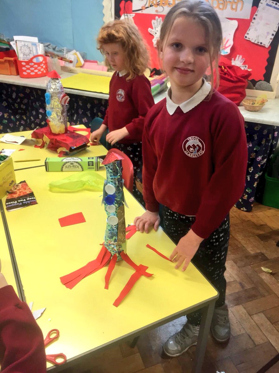 YsgolLlanllyfni's tweet photo. Bl 2 a 3 wedi bod yn brysur yn creu rocedi i fynd i’r lleuad 🚀🌕 fel rhan o waith thema ‘Teithio’ #roced #lleuad https://t.co/zKXNGUyOT6