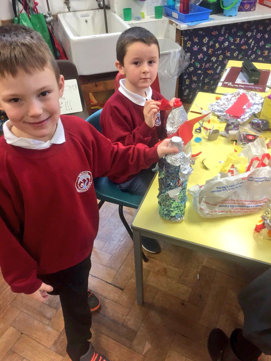 YsgolLlanllyfni's tweet photo. Bl 2 a 3 wedi bod yn brysur yn creu rocedi i fynd i’r lleuad 🚀🌕 fel rhan o waith thema ‘Teithio’ #roced #lleuad https://t.co/zKXNGUyOT6
