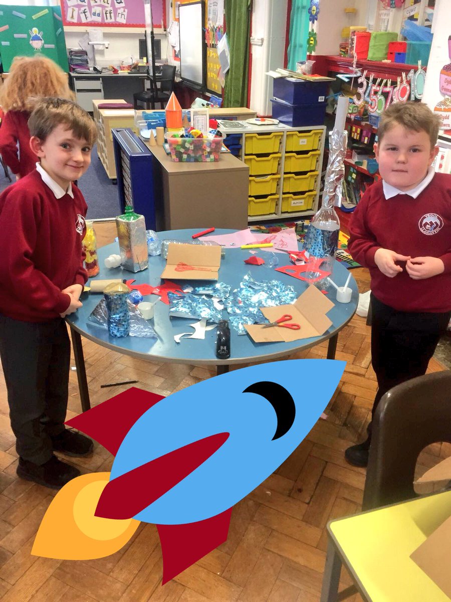 YsgolLlanllyfni's tweet photo. Bl 2 a 3 wedi bod yn brysur yn creu rocedi i fynd i’r lleuad 🚀🌕 fel rhan o waith thema ‘Teithio’ #roced #lleuad https://t.co/zKXNGUyOT6