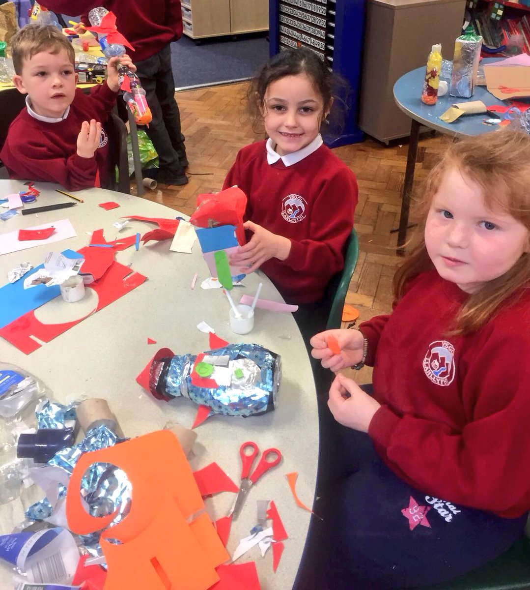YsgolLlanllyfni's tweet photo. Bl 2 a 3 wedi bod yn brysur yn creu rocedi i fynd i’r lleuad 🚀🌕 fel rhan o waith thema ‘Teithio’ #roced #lleuad https://t.co/zKXNGUyOT6