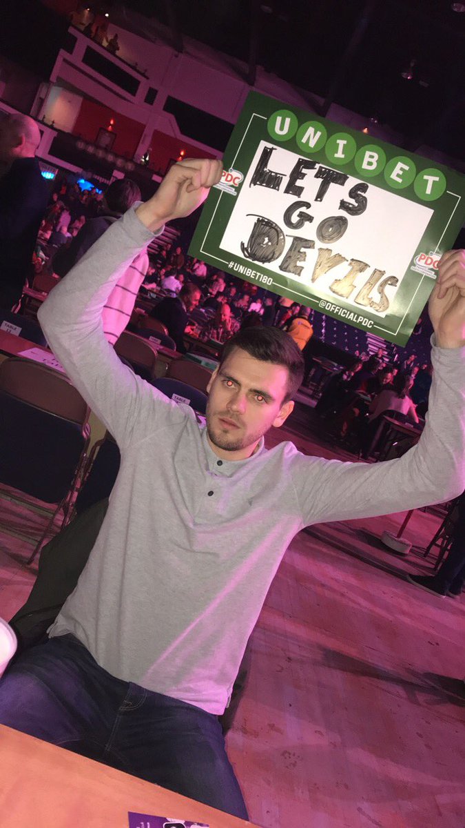 sophbomb's tweet photo. At the darts and still supporting 😂😂 @cardiffdevils  @DGuy91 https://t.co/Eryw1PSD8m