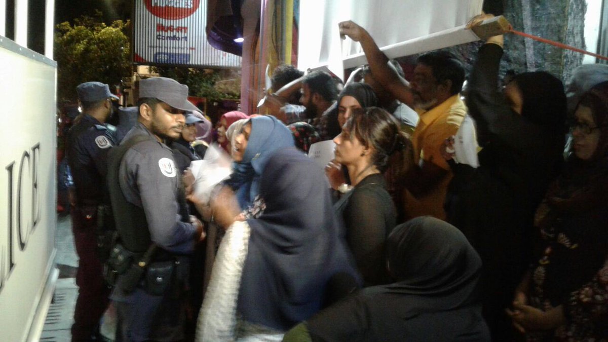 MDPShippe's tweet photo. 6aharu kurin #8February2012 Mivaguthuves othee #dhoonidhoo jalugai. #Aniyaaverikamaa dhekolhah. Mireyge mivaguthu hunnan mijehunee #KulliNurakkalugeHaalathu gai. Rayyithun fahathakah nujesseyne. Jalu golhiyakah nusiheyne. #SupremeCourtAmuruThanfeezukurey https://t.co/OgPHFTJbrN