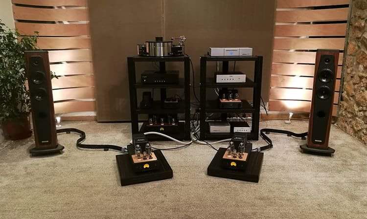 Berny2876's tweet photo. #AudioSolutions Rhapsody #Speakers driven by #IconAudio push-pulls (with KT150 tubes), #TelluriumQ cabling loom, #Antipodes Transport & #MetrumAcoustics Digitals. Analog playback from #Reed #turntables & #Shelter cartridges.
Credits by https://t.co/Vr2UuPTopr https://t.co/xWPYQ5ohZw