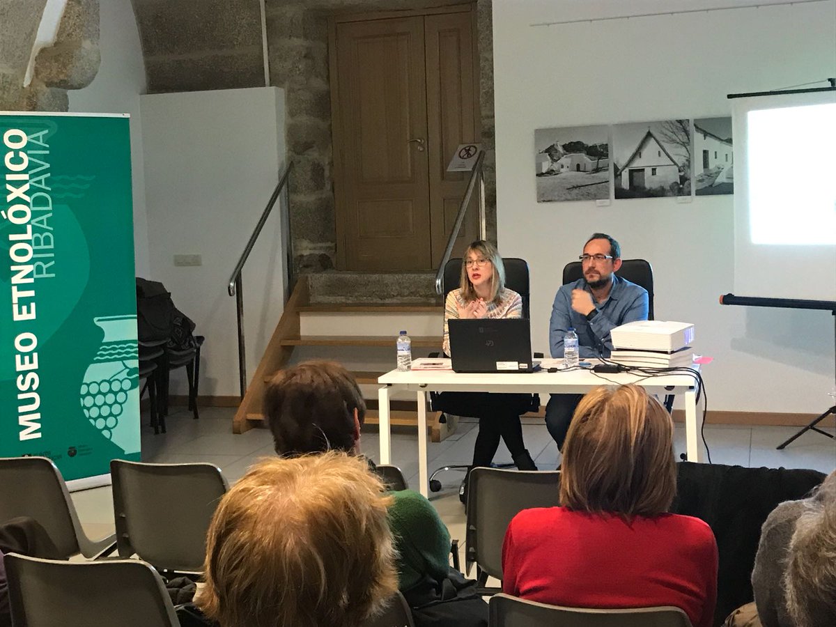 bibespzam's tweet photo. @EmilioRTrueba , bibliotecario y #RuthDominguez, conservadora,  visitaron @museoetnoloxico para hablar de la gestión de la colección de fotografía de arquitectura popular y de la exposición itinerante producida por @Muset_CyL que se puede visitar en #ribadavia #bibliotecarios https://t.co/MSL8rgX52u