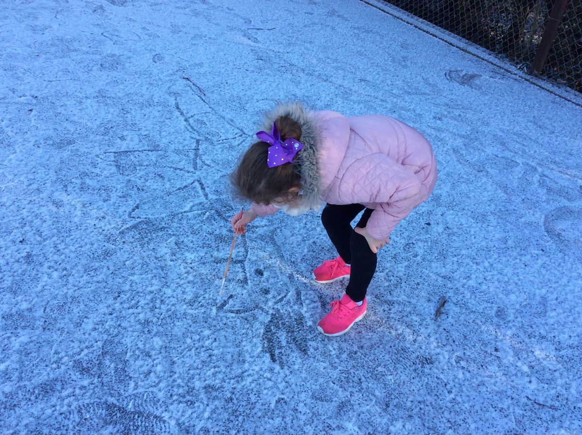 GwynfrynY's tweet photo. Hwyl yn yr eira. Fun in the snow. #marcio #markMaking #drawingPictures #tynnuLluniau #formingletters #ffurfioLlythrennau #cyfnodsylfaen #foundationphase π¨οΈβοΈβοΈ https://t.co/awHqN5UJI7