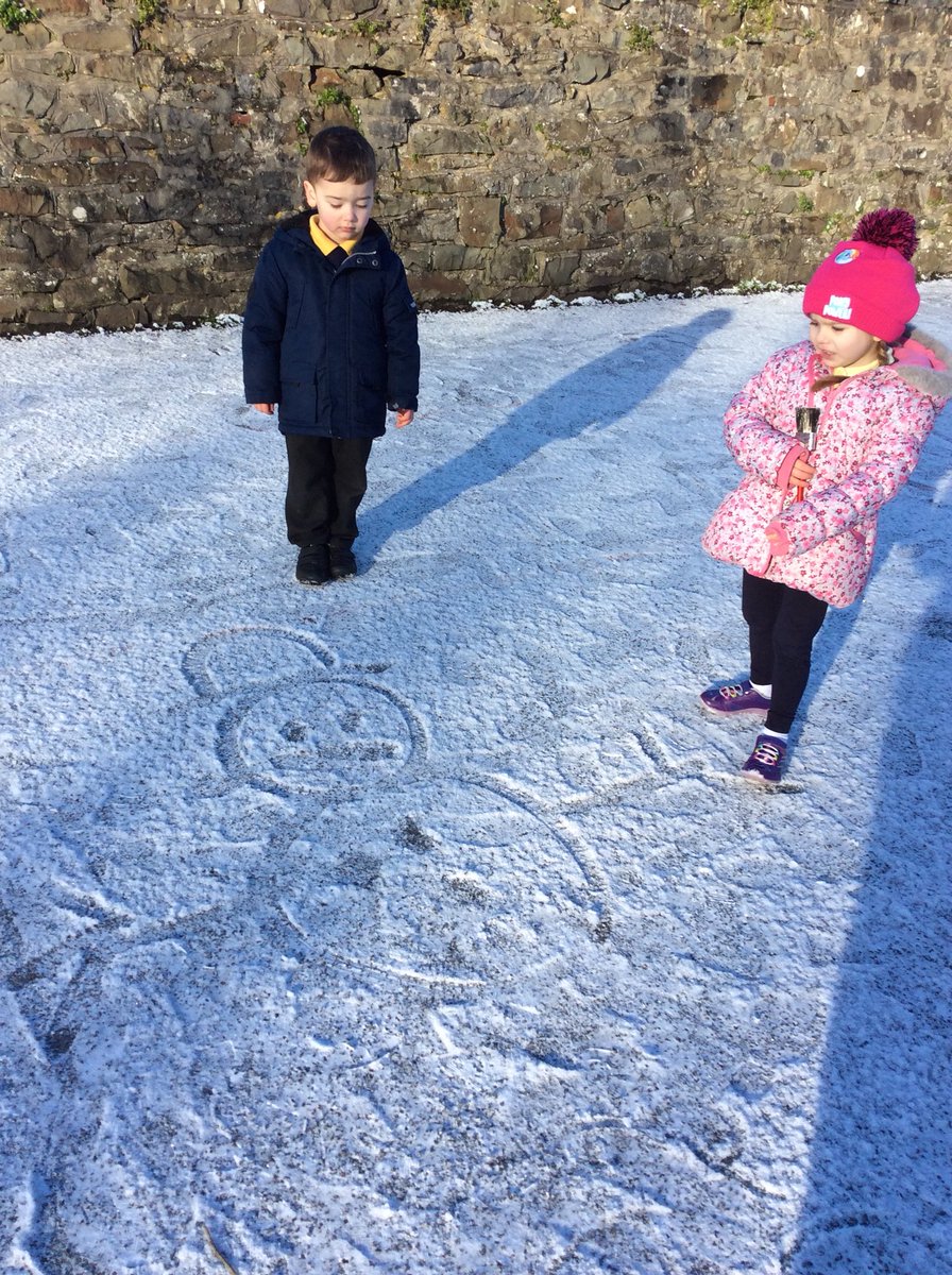 GwynfrynY's tweet photo. Hwyl yn yr eira. Fun in the snow. #marcio #markMaking #drawingPictures #tynnuLluniau #formingletters #ffurfioLlythrennau #cyfnodsylfaen #foundationphase π¨οΈβοΈβοΈ https://t.co/awHqN5UJI7