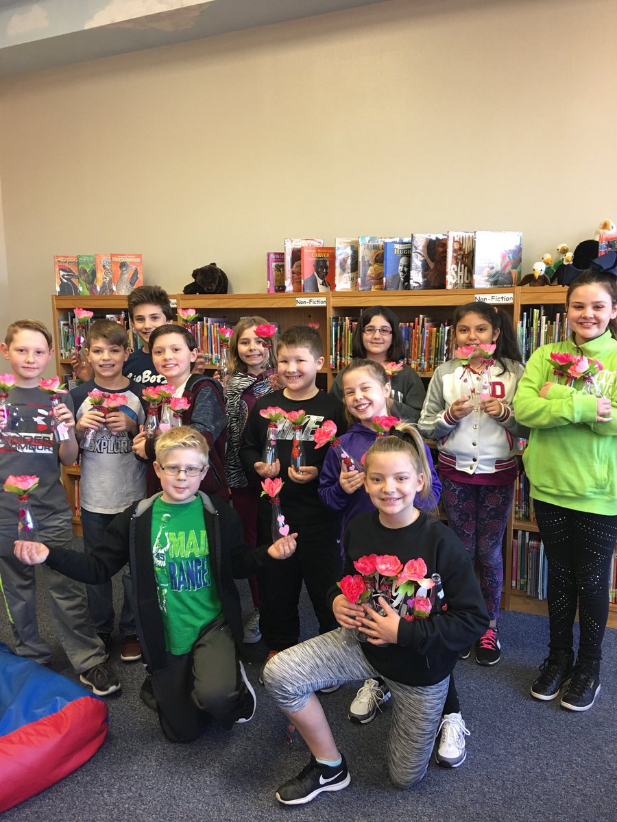AlisaPJohnson's tweet photo. Soaring Eagles with Big Hearts! EH students made Valentine’s Day gifts for our friends at Eagle Crest Villa. #azleISDway #EHfutureofTX https://t.co/gjQVXFtnpU