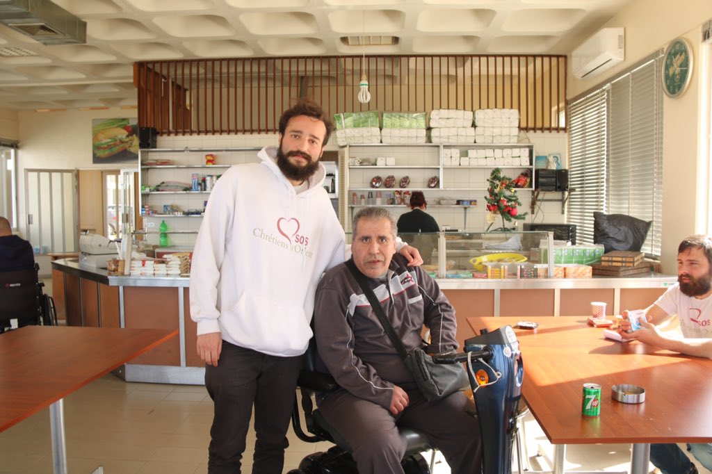 SOSCdOrient's tweet photo. Aujourd'hui et comme tous les Mardis, les #volontaires #SOSCDO se sont rendus à l'hôpital pour blessés de guerre de #BeitChabab, dans les montagnes méditerranéennes du Liban. Leur mission ? Jouer au taoulé et dialoguer avec les patients afin d'apporter réconfort et bonne humeur. https://t.co/HmjddEqqnp