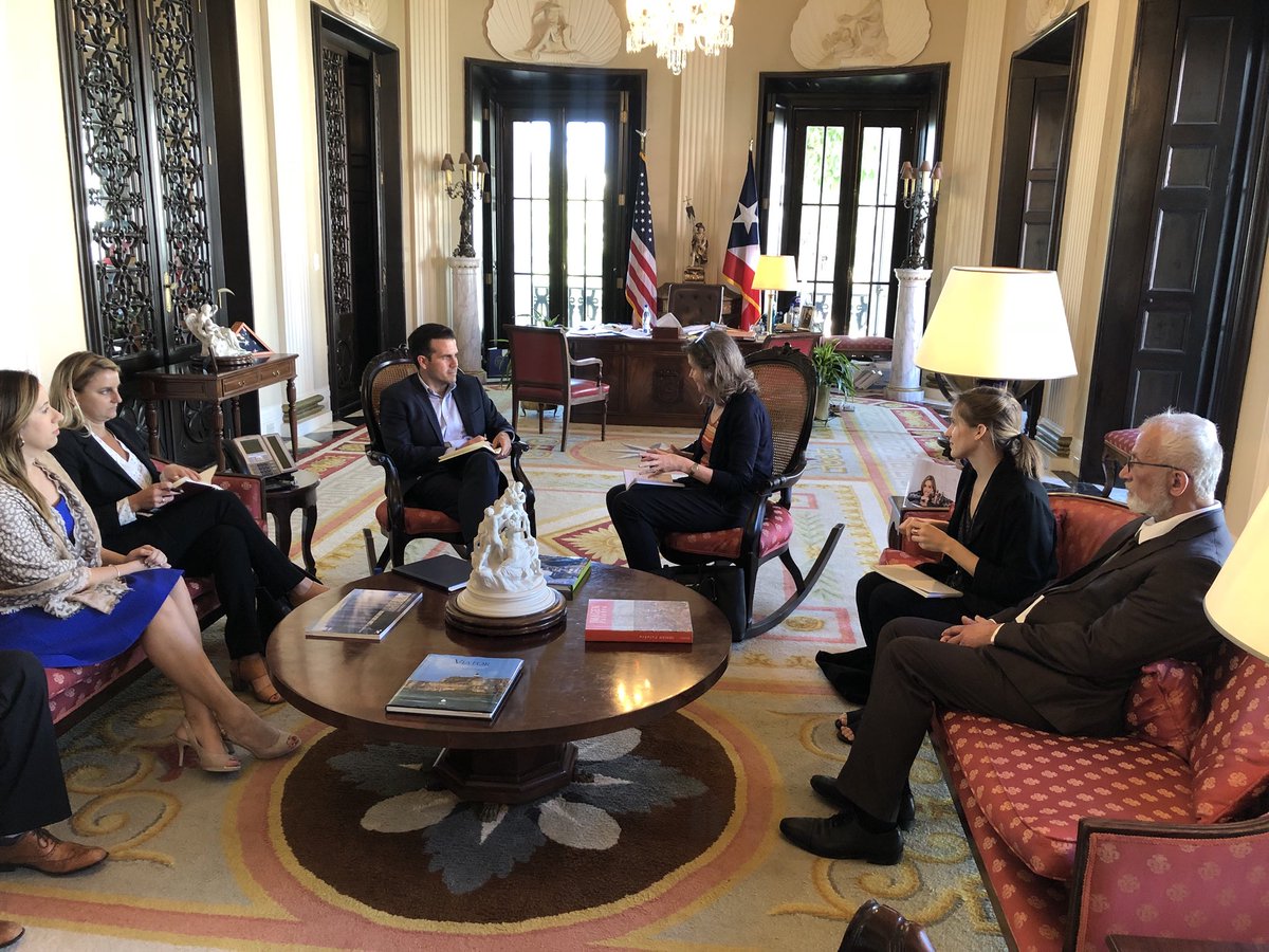 ricardorossello's tweet photo. Reunido en @fortalezapr con Clare Lockhart, directora y cofundadora del Institute for State Effectiveness para dialogar sobre su visión de opciones de desarrollo y mercadeo para la Isla. Ha realizado trabajos en varios países en desarrollo. Me acompaña @prstatecino https://t.co/S0ZHqcrqF4