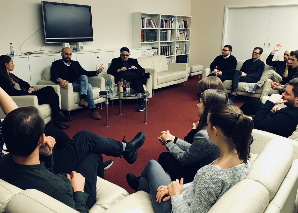 Immer wieder ein toller Gast beim #studiumgenerale der @asakademie: der Islamismus-Experte, Psychologe und Autor <a href="/AhmadMansour__/">Ahmad Mansour</a> Was kann man gegen Radikalisierung tun? Wo mit realistischen Integrationsbemühungen ansetzen? Eineinhalb lehrreiche Stunden. #Horizonterweiterung