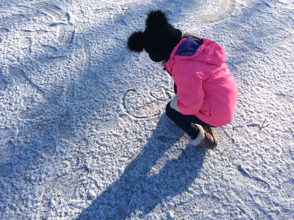 GwynfrynY's tweet photo. Hwyl yn yr eira. Fun in the snow. #marcio #markMaking #drawingPictures #tynnuLluniau #formingletters #ffurfioLlythrennau #cyfnodsylfaen #foundationphase π¨οΈβοΈβοΈ https://t.co/zE8PNkJR3K