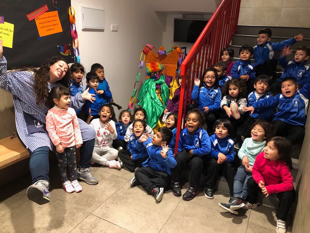 stgervasi's tweet photo. En l’últim manament el Rei Carnestoltes ens ha dit que haviem de venir amb la roba del revés! #elcarnavaljahaarribat #manaments #carnaval2018 #infantil🐼🐴🦋 #stgervasi https://t.co/LtZifFVNkC