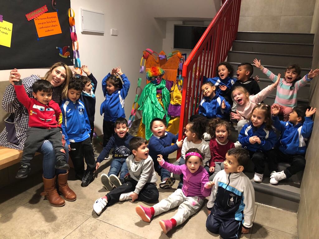 stgervasi's tweet photo. En l’últim manament el Rei Carnestoltes ens ha dit que haviem de venir amb la roba del revés! #elcarnavaljahaarribat #manaments #carnaval2018 #infantil🐼🐴🦋 #stgervasi https://t.co/LtZifFVNkC
